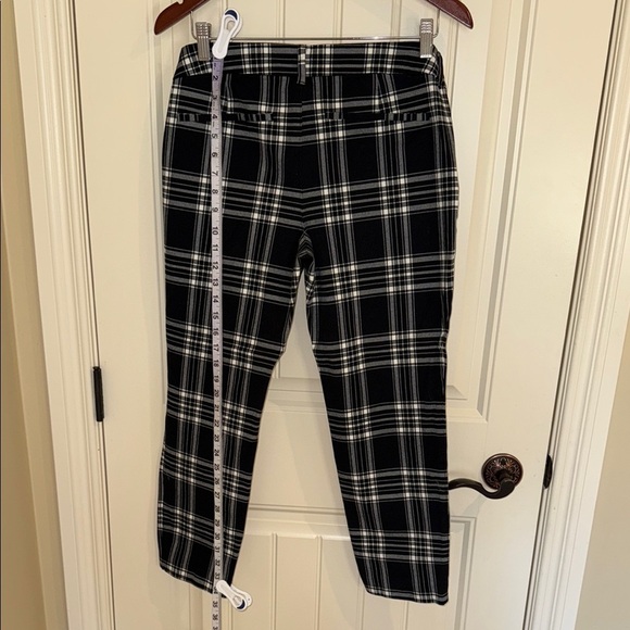 Old Navy Black and White Plaid Cropped Pants with Ankle Length Pixie - Picture 5 of 12